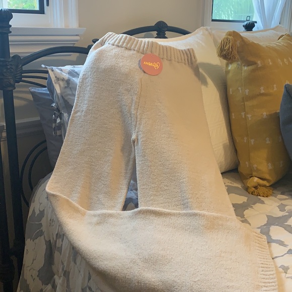 Blanc 2 piece lg set. Beige sweater tank/pants. - Picture 2 of 6